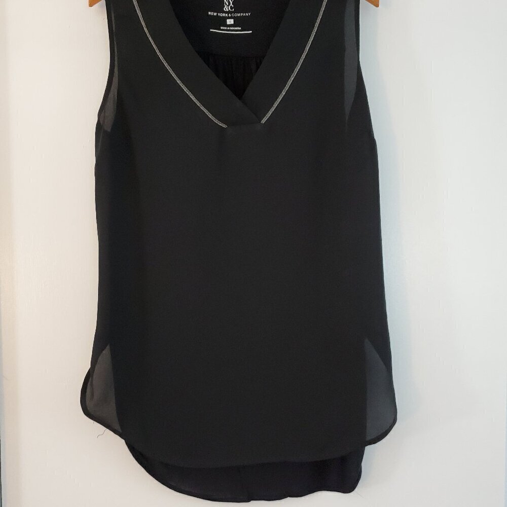 New York & Company Small Black V-Neck Sleeveless Blouse with Chain Trim - Picture 3 of 10